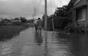 069五十一・九・十二(ネガ11)06（飯柄　志知瀧雄宅東道路）.19760910